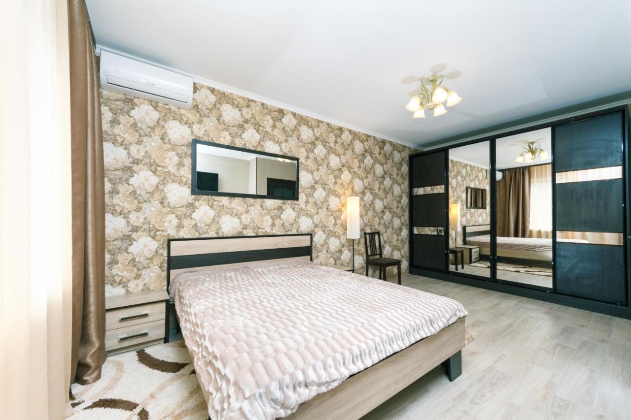 Poznyaky Apartments Patriotika Kiev Exterior photo