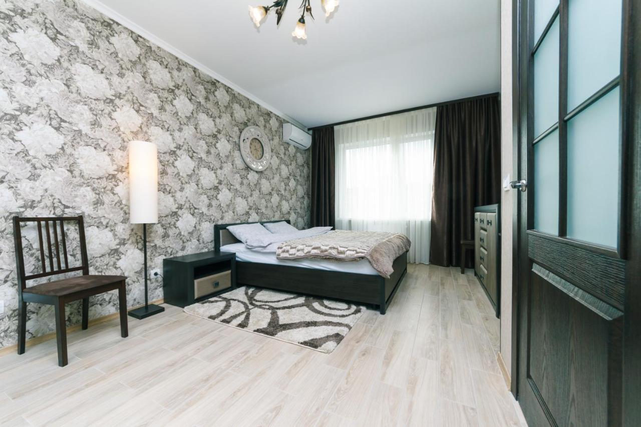 Poznyaky Apartments Patriotika Kiev Exterior photo